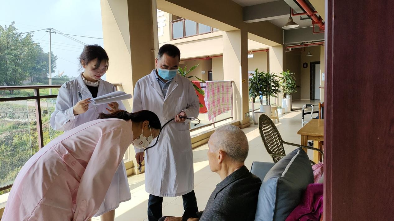 为什么越来越多的老人愿意去养老院养老？？？？？？